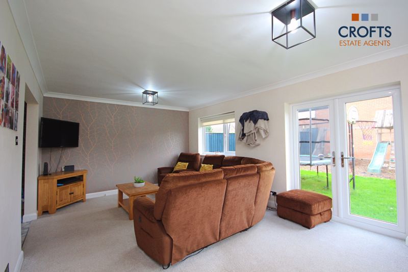 Property photo 3 of 17 Lounge