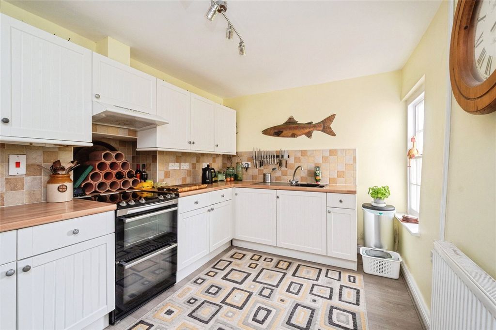 Property photo 2 of 19 Kitchen