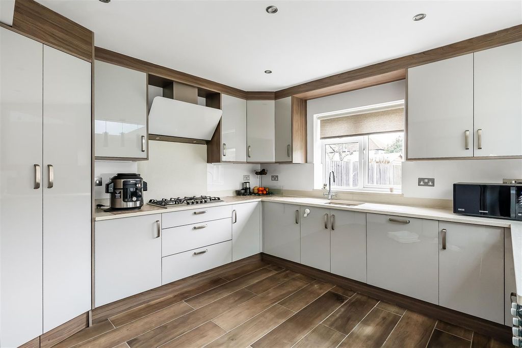 Property photo 3 of 19 25-Acacia-Drive-16.Jpg