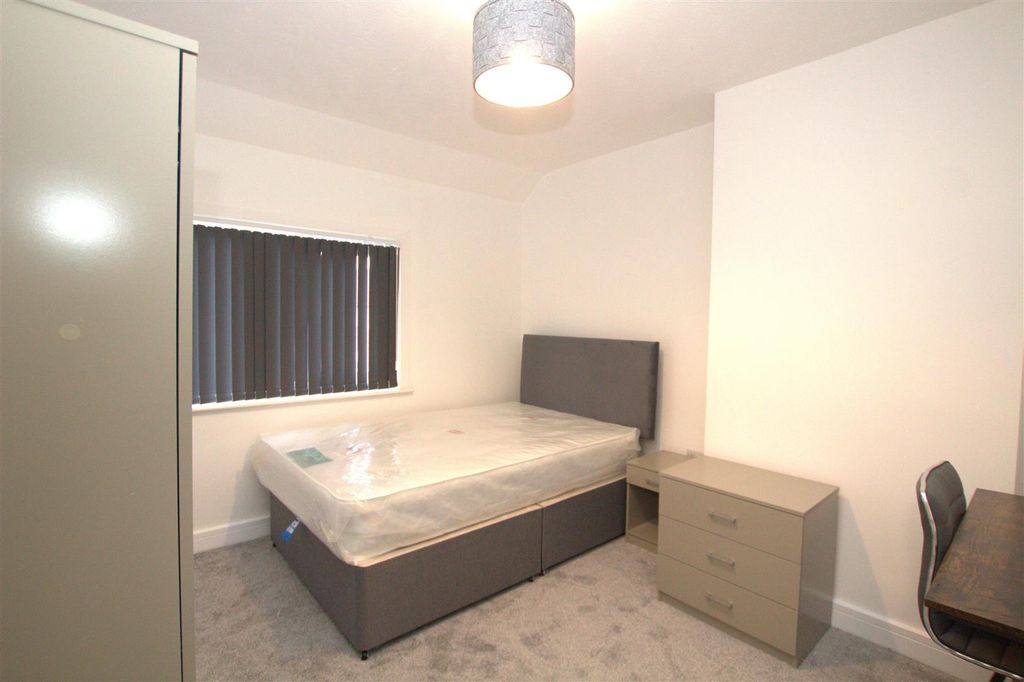 Property photo 2 of 12 Room 4.Jpg