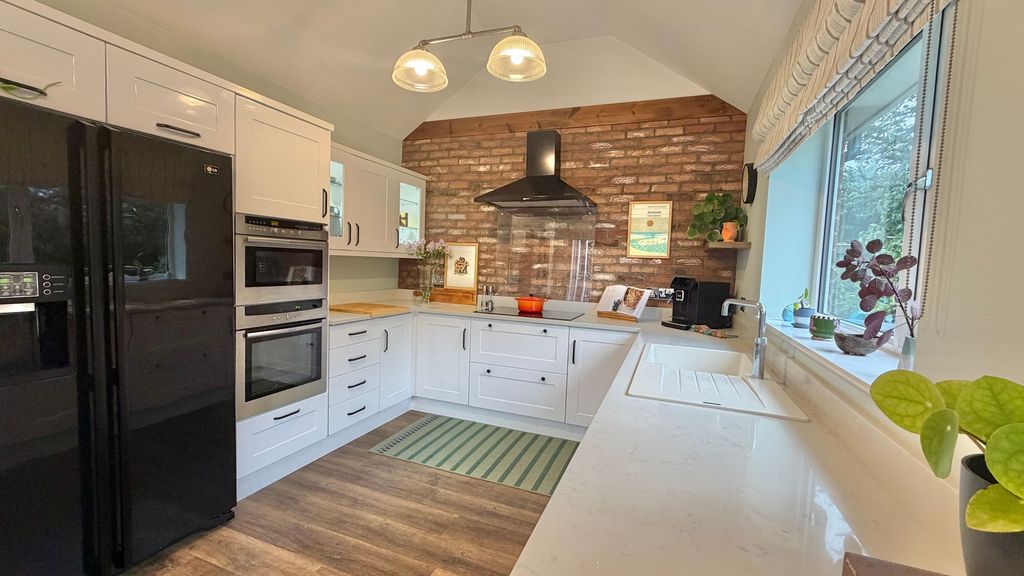 Property photo 2 of 19 Dining Kitchen