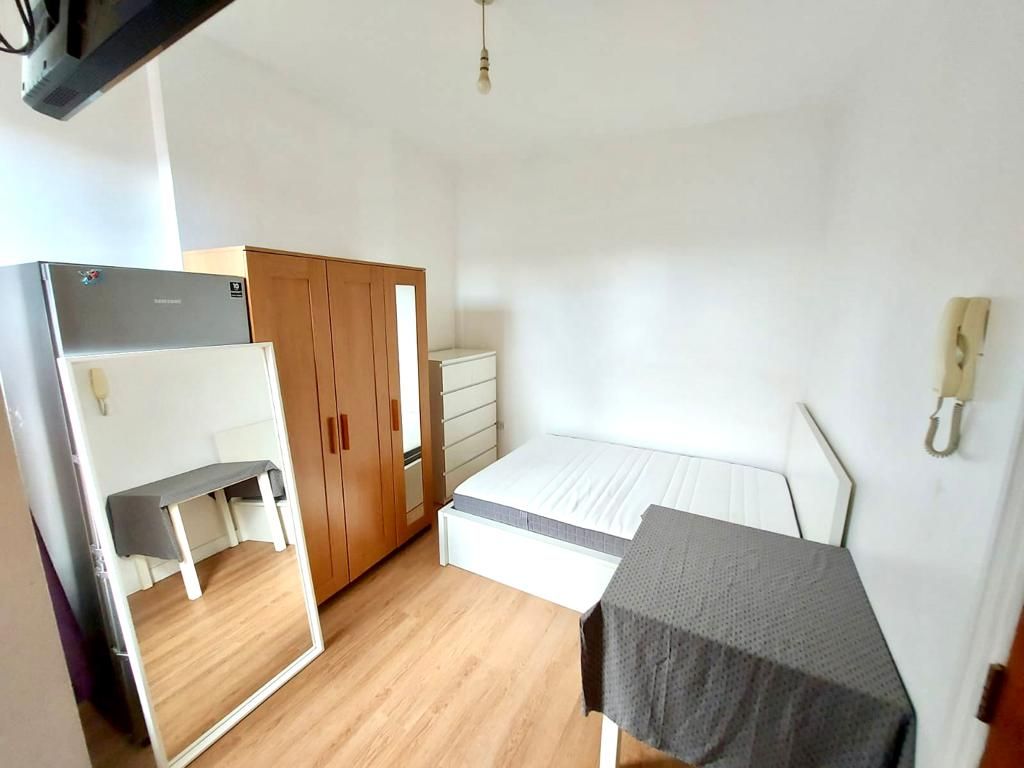 Property photo 1 of 5 A Recently Decorated, Self Contained Studio Flat In Wood Green