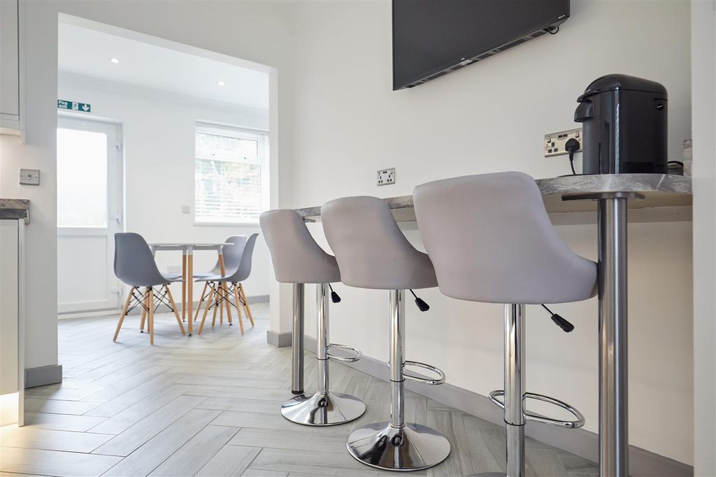 Property photo 2 of 21 119 South Park Avenue 1.Jpg