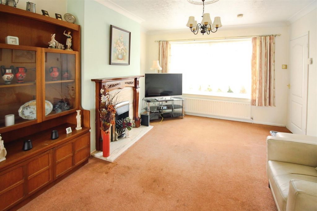 Property photo 3 of 11 Lounge/Dining Room