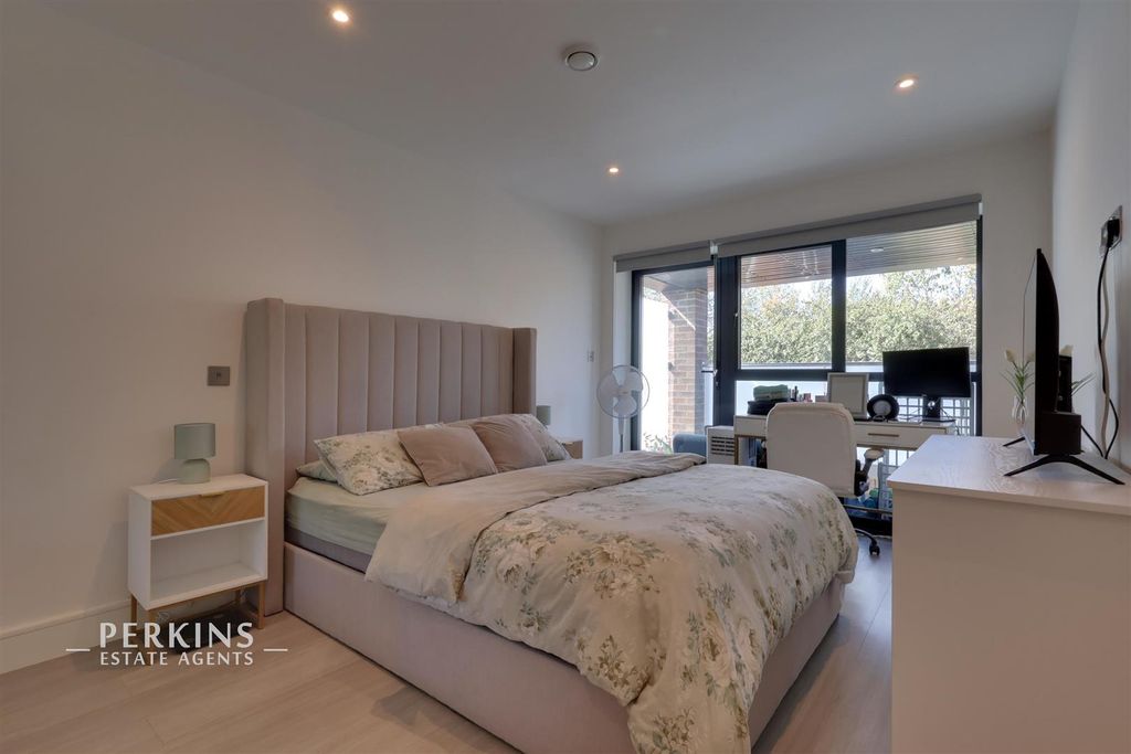 Property photo 3 of 6 Bed.Jpg