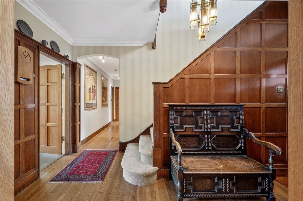 Property photo 3 of 23 Entrance Hall
