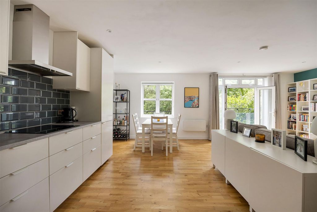 Property photo 3 of 27 Drayton Park, N1