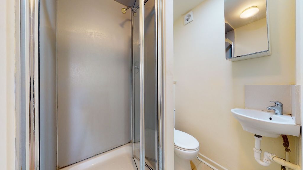 Property photo 3 of 10 Bathroom