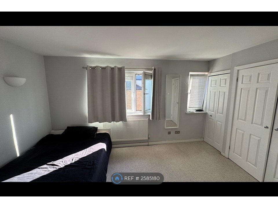 Property photo 1 of 7 Large Room With Built In Wardrobes