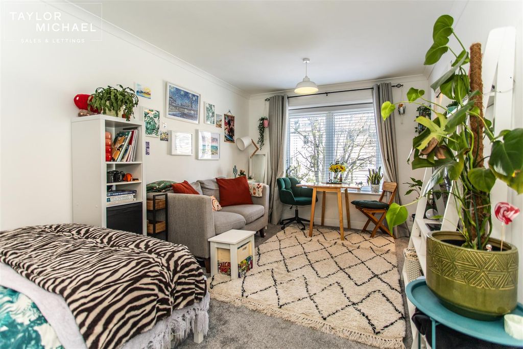 Property photo 2 of 14 Studio Room