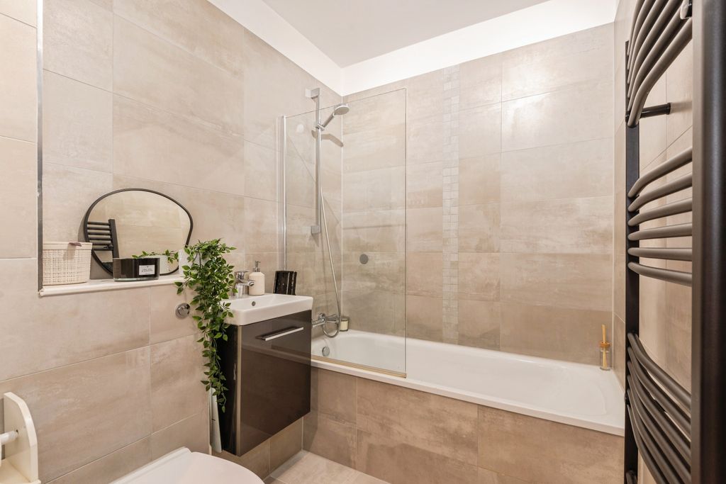 Property photo 2 of 14 Bathroom