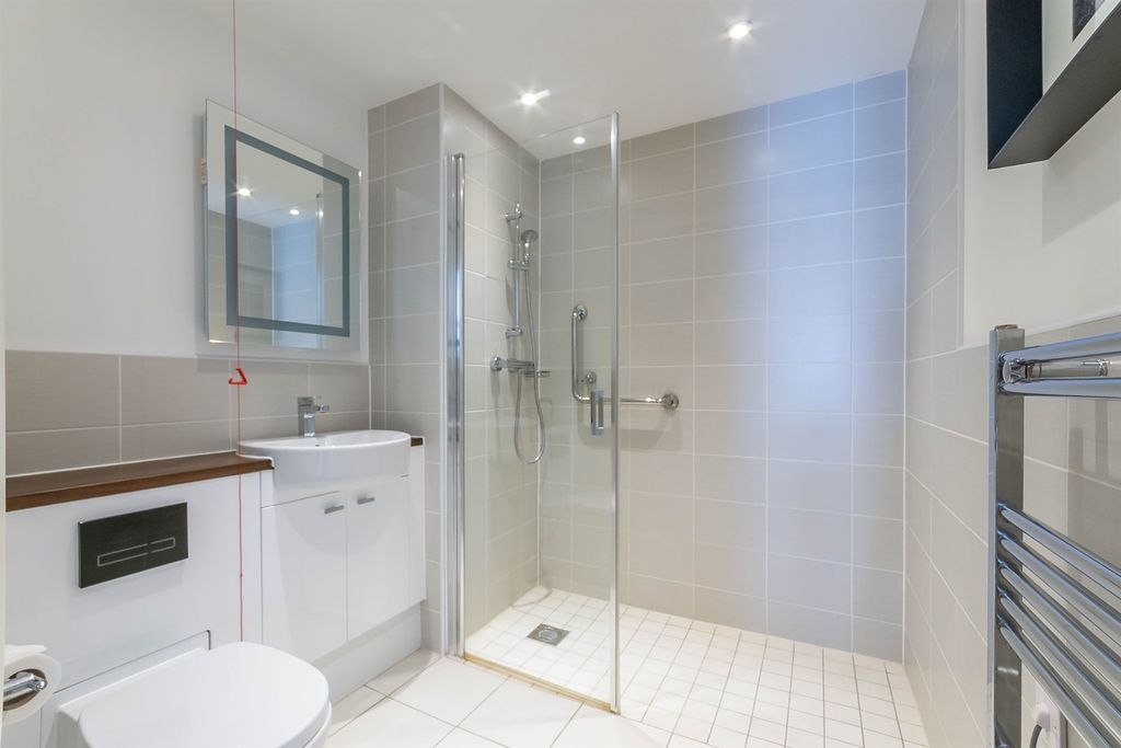 Property photo 2 of 17 En Suite