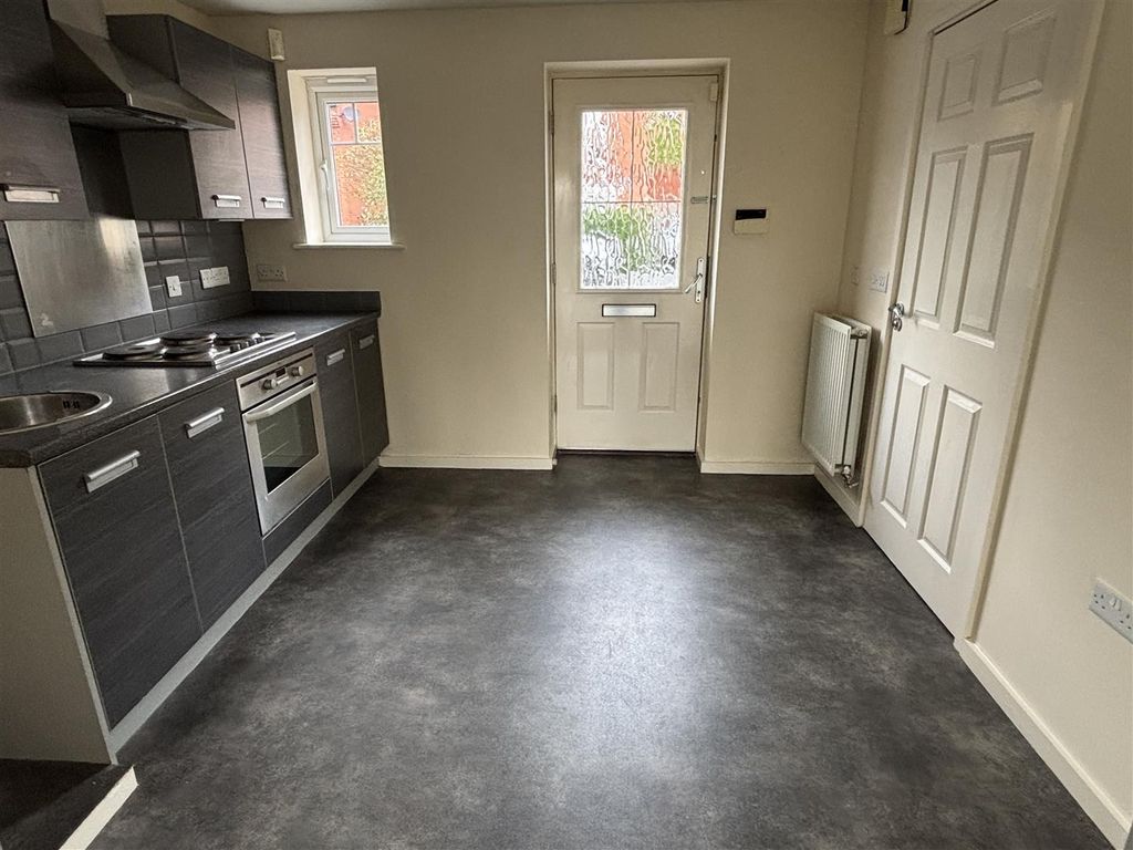 Property photo 3 of 11 Kitchen