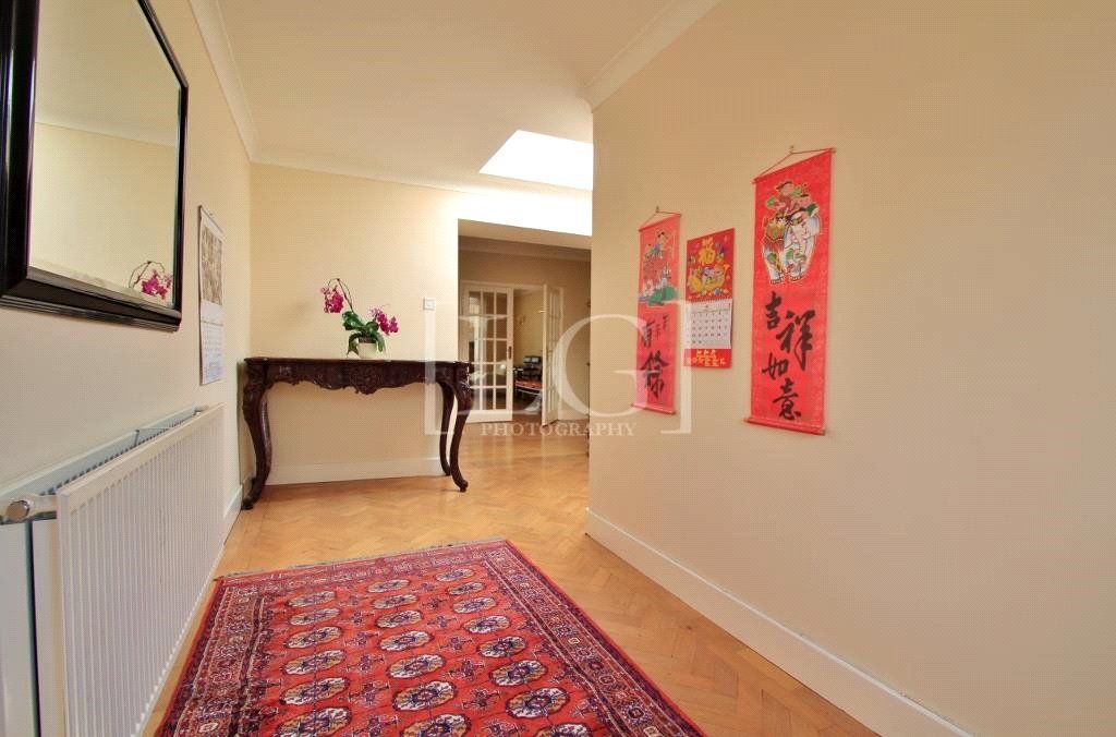 Property photo 3 of 26 Entrance Hall