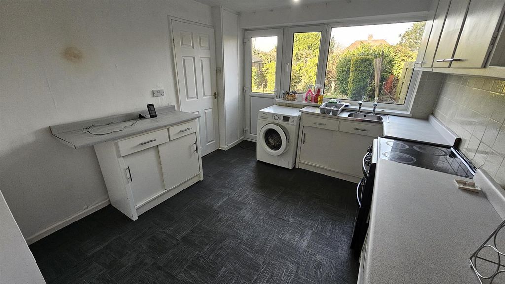 Property photo 2 of 11 Kitchen 2.Jpg