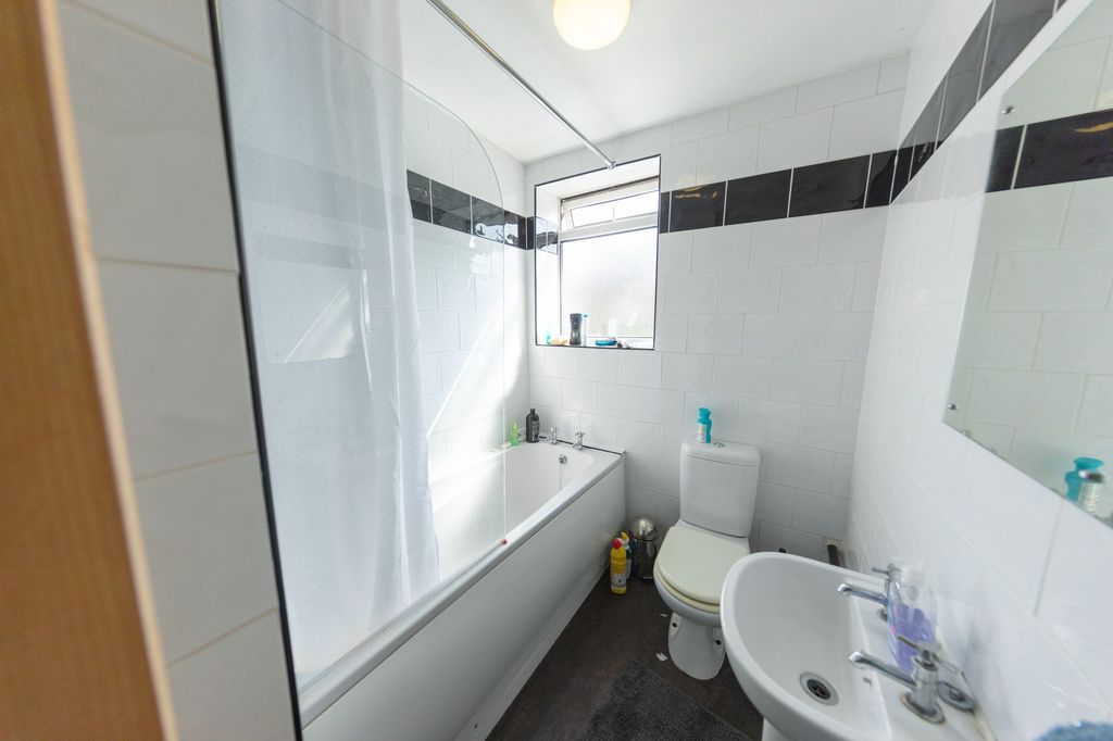Property photo 3 of 5 Bright And Clean Bathroom With A Bathtub, A Small ...