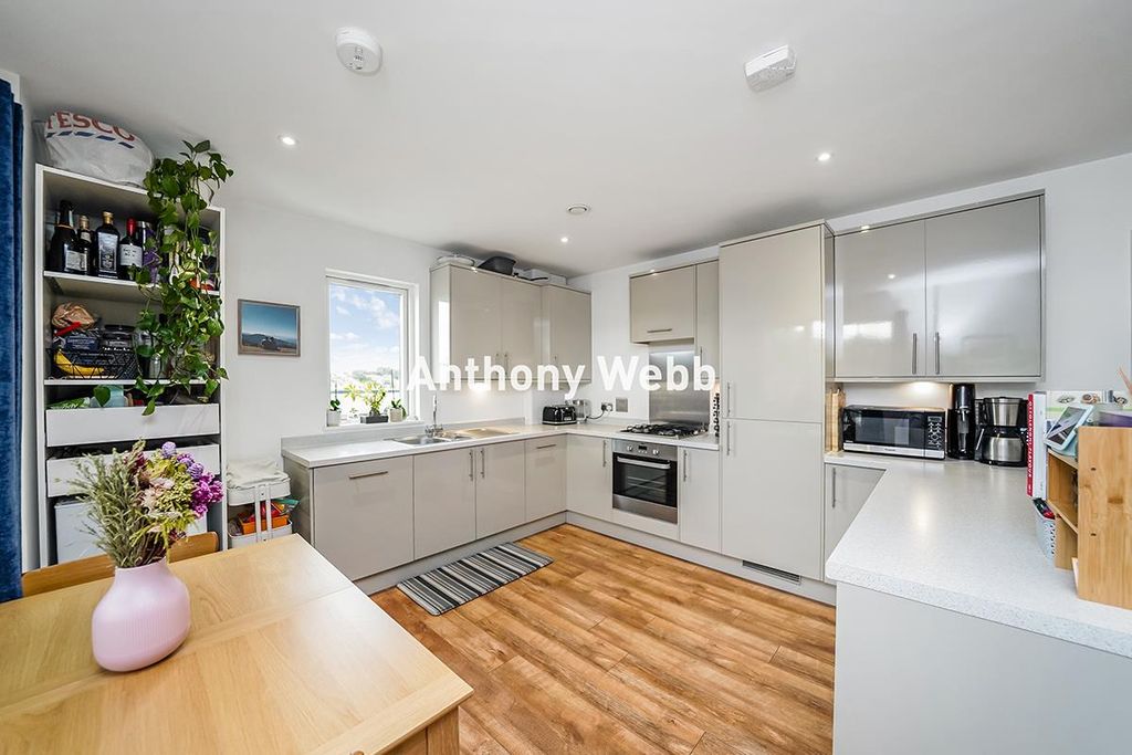 Property photo 1 of 16 Kitchen Space