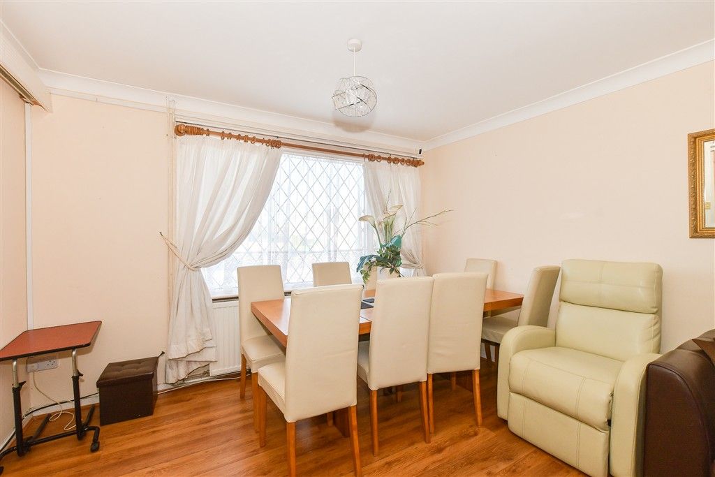 Property photo 3 of 8 Lounge