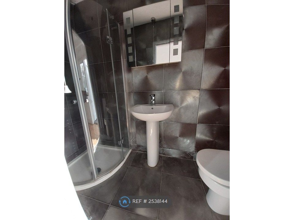 Property photo 1 of 4 En-Suite Shower Room