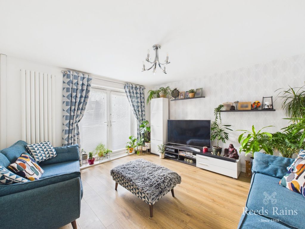 Property photo 3 of 20 Lounge