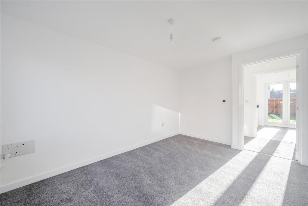 Property photo 3 of 10 1386361-9-693039B085139.Jpg