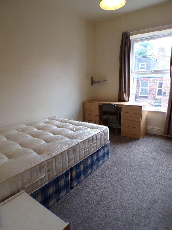 Property photo 1 of 10 A Bright And Tidy Double Bedroom Featuring A Comfo...