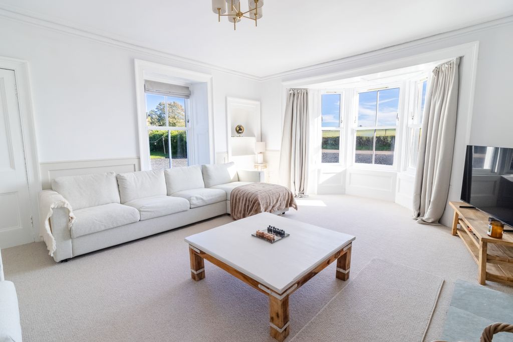 Property photo 2 of 44 Lounge