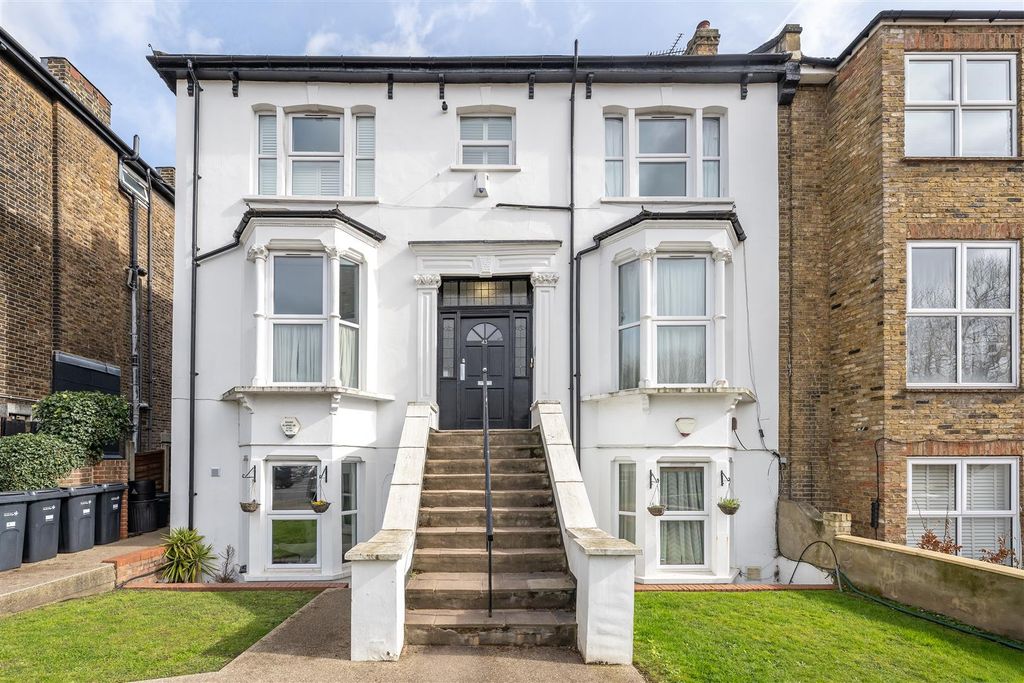 Property photo 1 of 10 Hermon Hill, E11