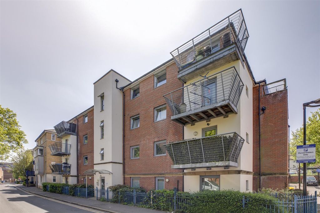 Property photo 3 of 13 14 Kings View, West End Road, Hp11 2Pq-4.Jpg