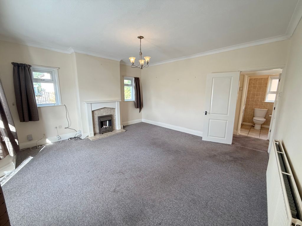 Property photo 3 of 18 Living Room