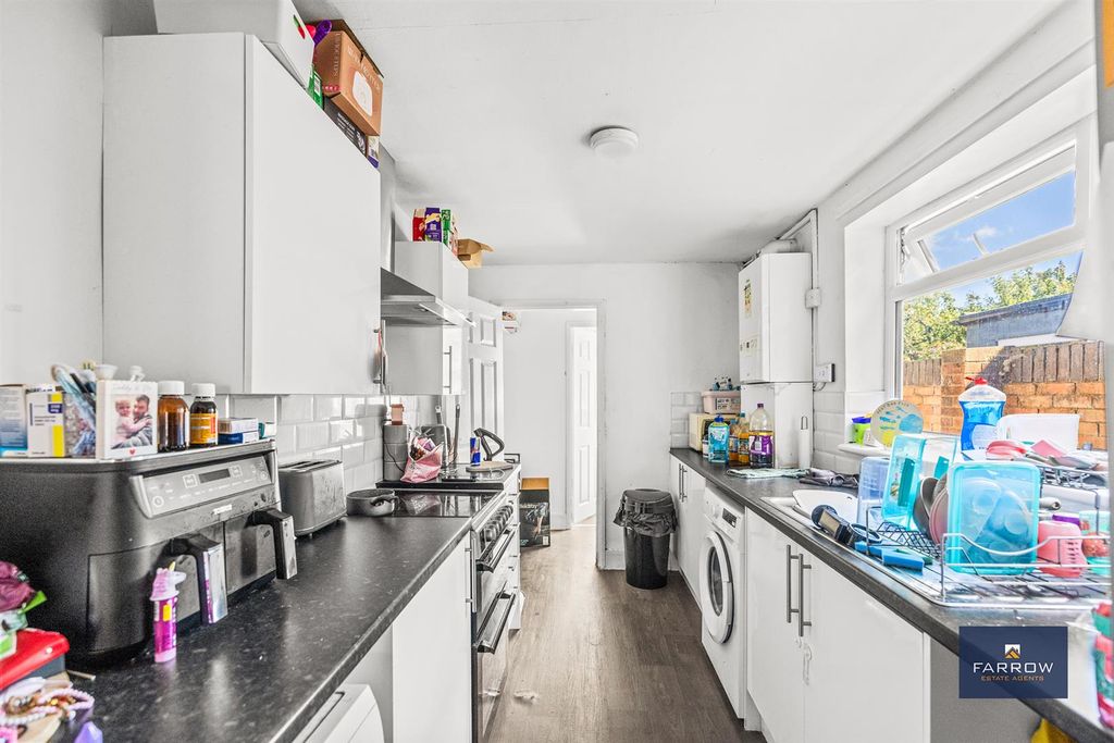 Property photo 3 of 19 Kitchen