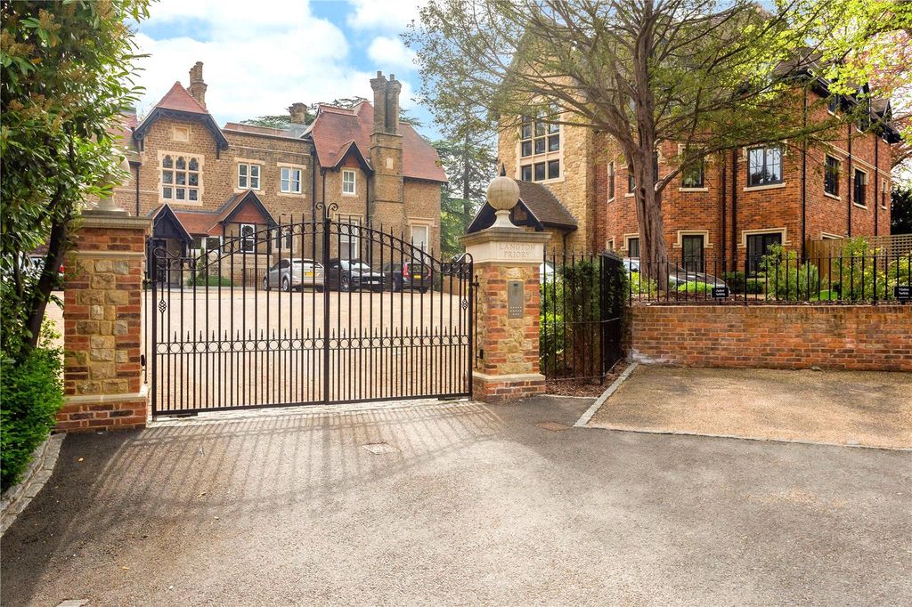 Property photo 1 of 21 Entrance