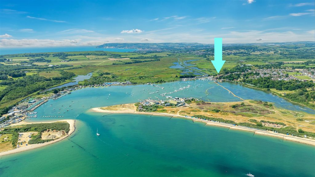 Property photo 2 of 22 28 Arrow.Jpg