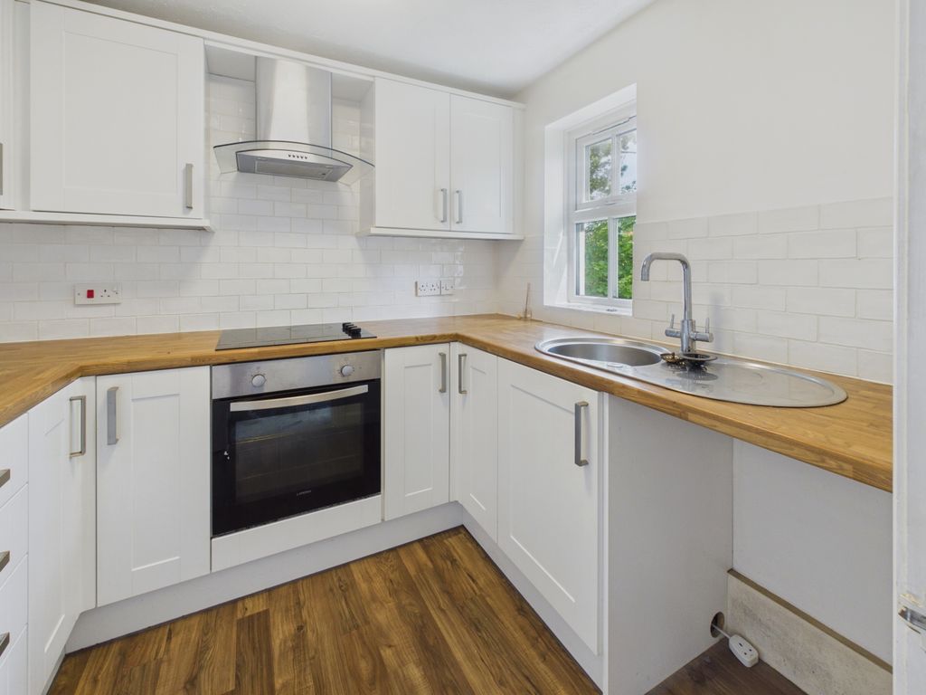 Property photo 3 of 10 Kitchen