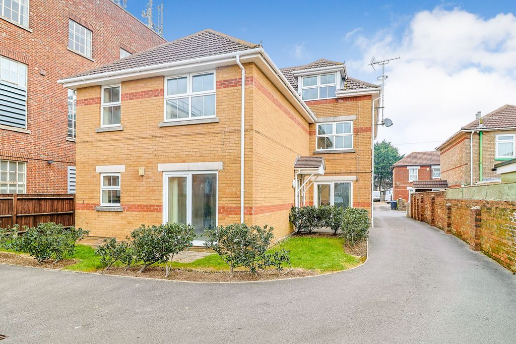 Property photo 2 of 15 Flat 7, 9 Wycliffe Road, Bournemouth, Dorset  Bh9 1Jp