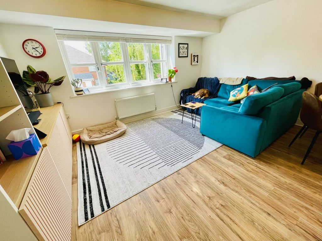 Property photo 3 of 11 Living Room / Kitchen