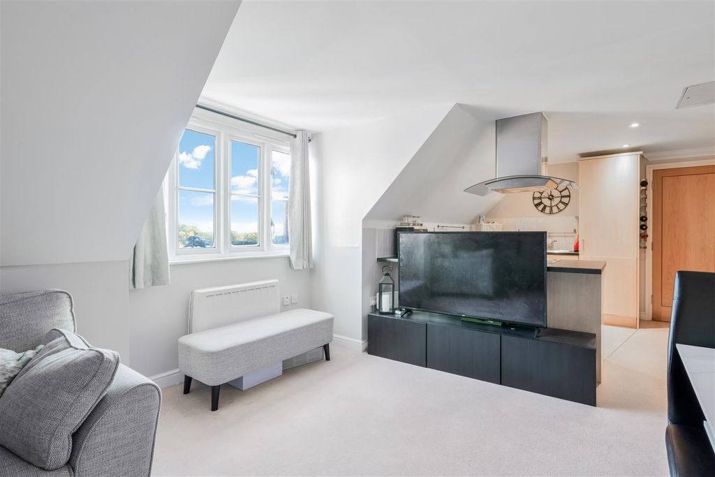 Property photo 3 of 28 Elizabeth House, Flat 41 (16 From 27)-3.Jpg