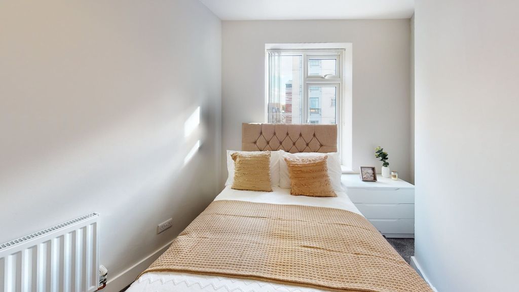 Property photo 3 of 12 A Bright And Inviting Double Bedroom, Perfect For ...