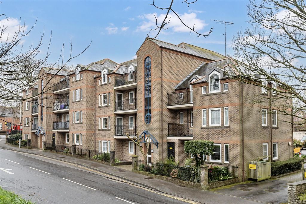 Property photo 1 of 12 18 Henchard Court