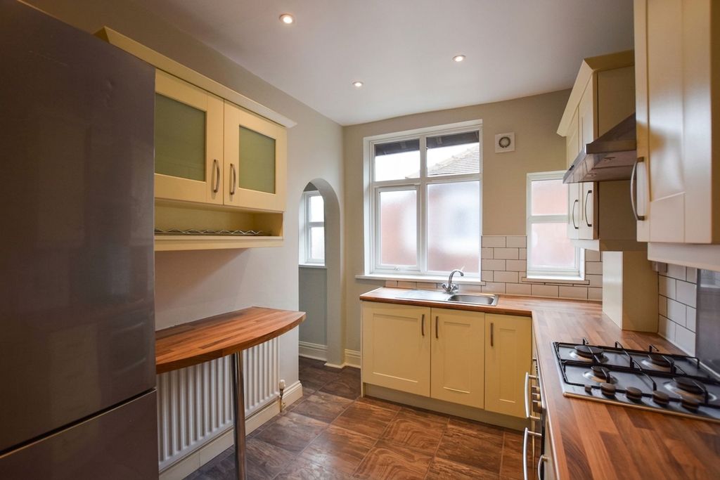Property photo 3 of 7 Kitchen