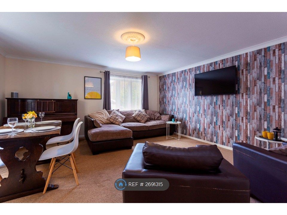 Property photo 2 of 14 Large Living Room With 50 4K Tv