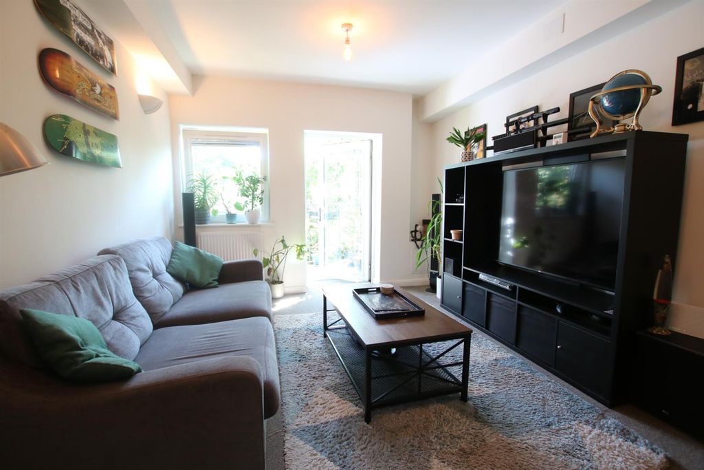 Property photo 2 of 9 Lounge.Jpg