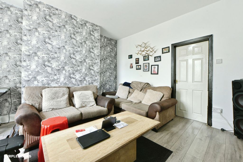 Property photo 3 of 12 Lounge