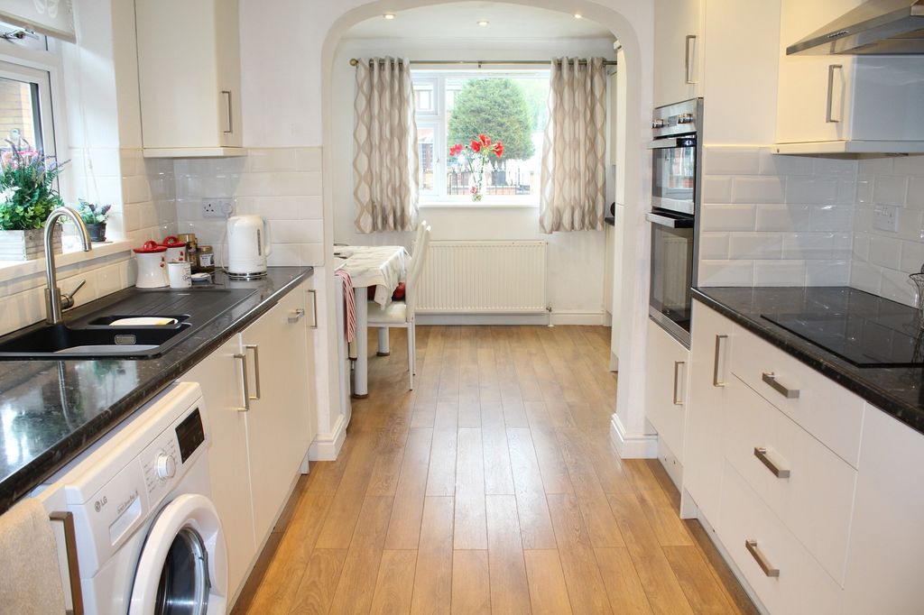 Property photo 2 of 11 Fitted  Dining Kitchen