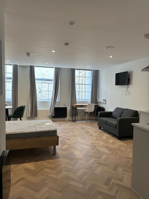 Property photo 1 of 4 A Spacious And Bright Large Double Bedroom, Featur...