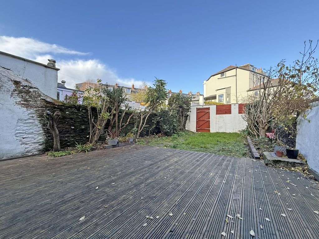 Property photo 2 of 21 Waterloo Street 57 -Decking.Jpg