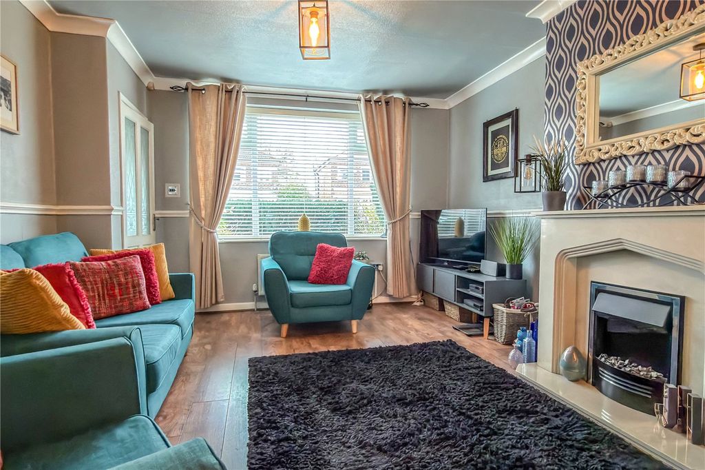 Property photo 3 of 18 Lounge