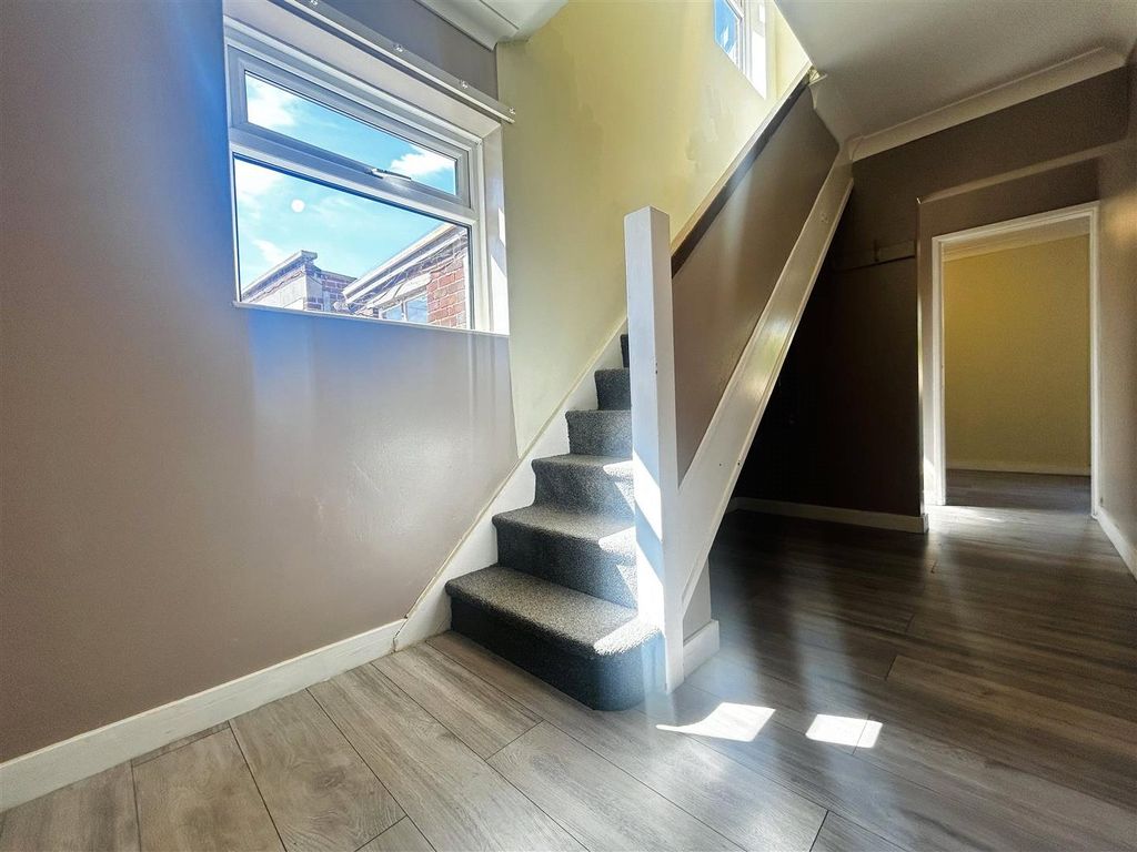 Property photo 2 of 12 Hallway