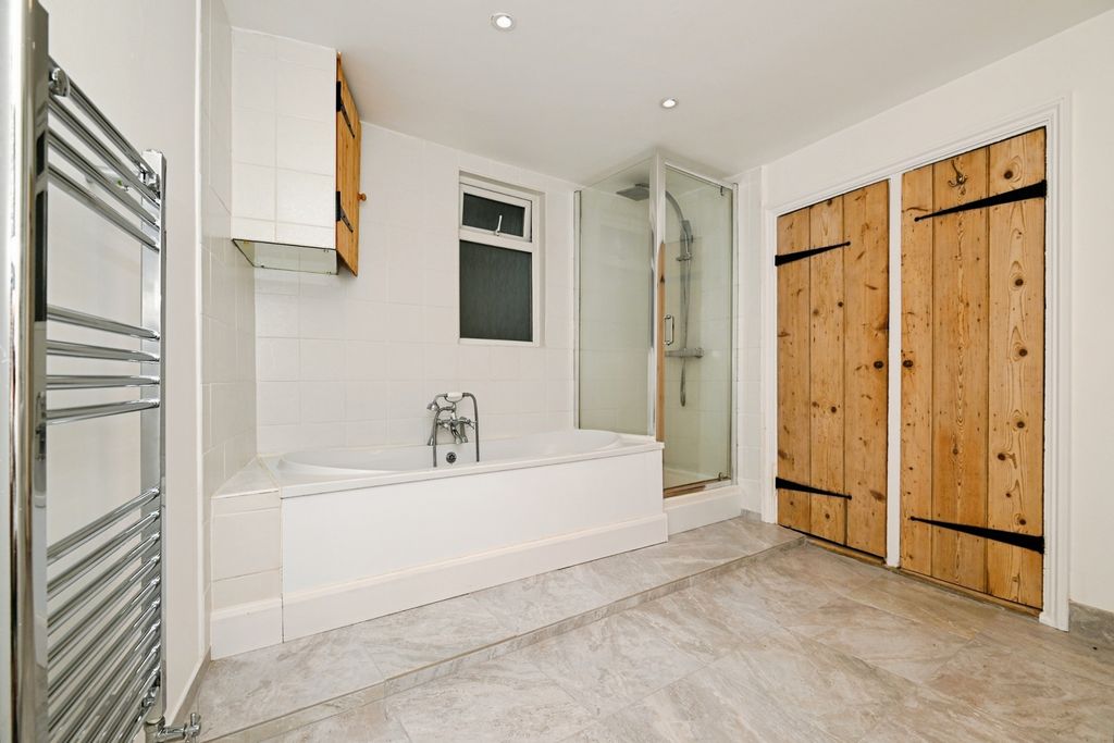 Property photo 3 of 11 Bathroom