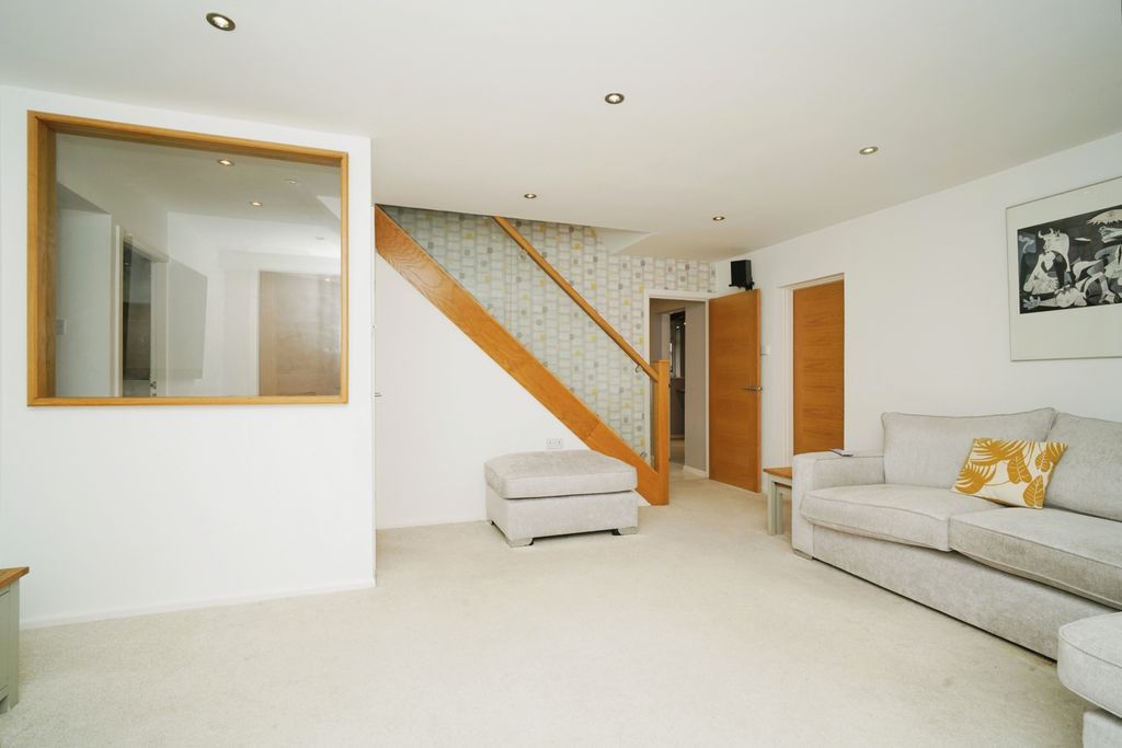 Property photo 3 of 23 Lounge